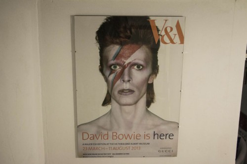 En dat stimuleerde weer om éindelijk de Bowie poster in te lijsten en op te hangen die ik in april kocht, kijk maar.